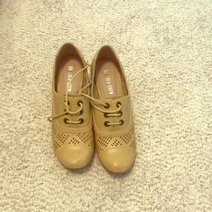 Vintage style lace up heel